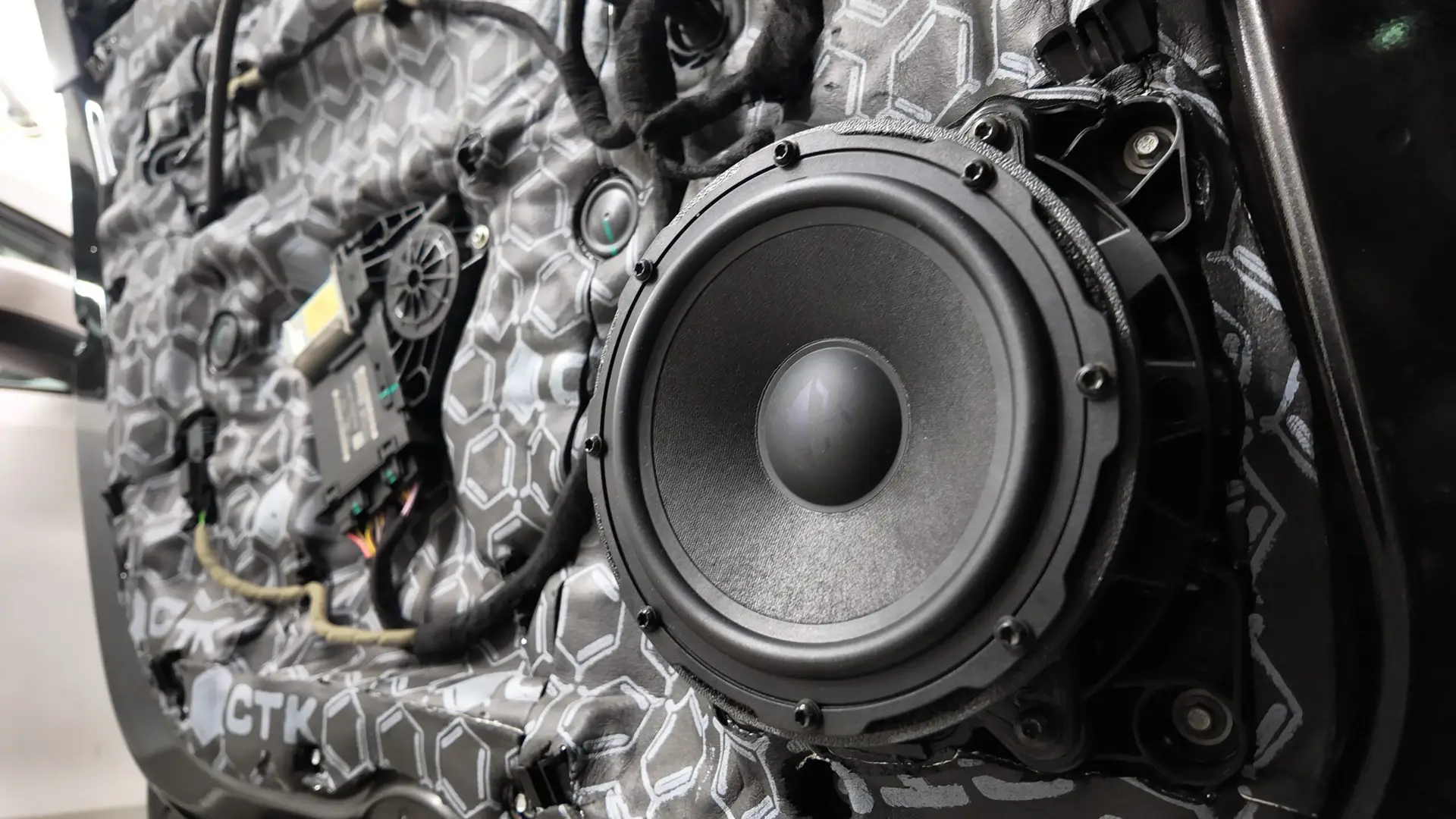 Montaż car audio – głośniki w drzwiach samochodu