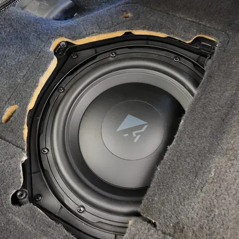 BMW E90 – montaż audio