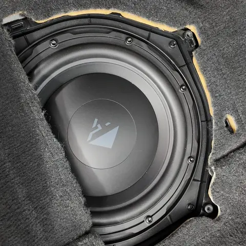 BMW E90 – montaż audio
