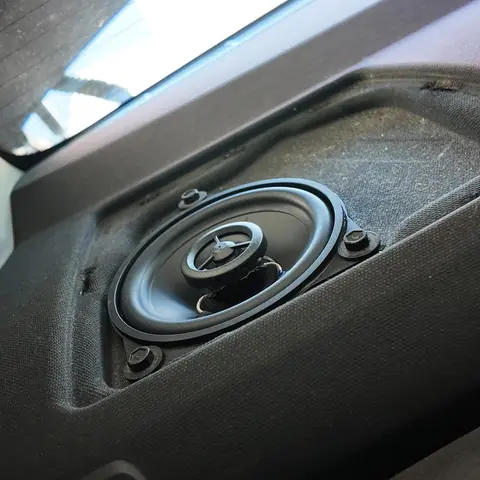 BMW E90 – montaż audio
