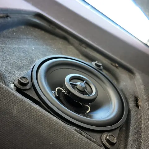 BMW E90 – montaż audio