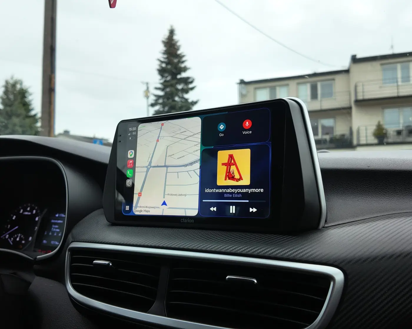 Ekran multimedialny z Apple CarPlay w samochodzie